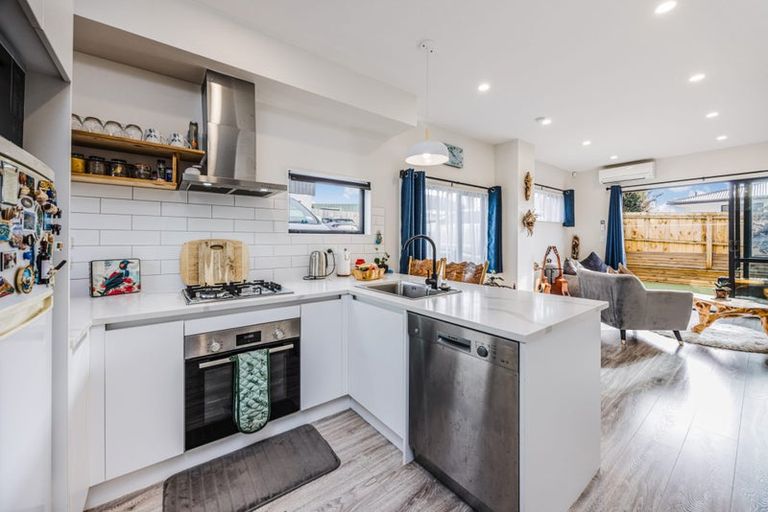 Photo of property in 8/6 Hepburn Road, Glendene, Auckland, 0602