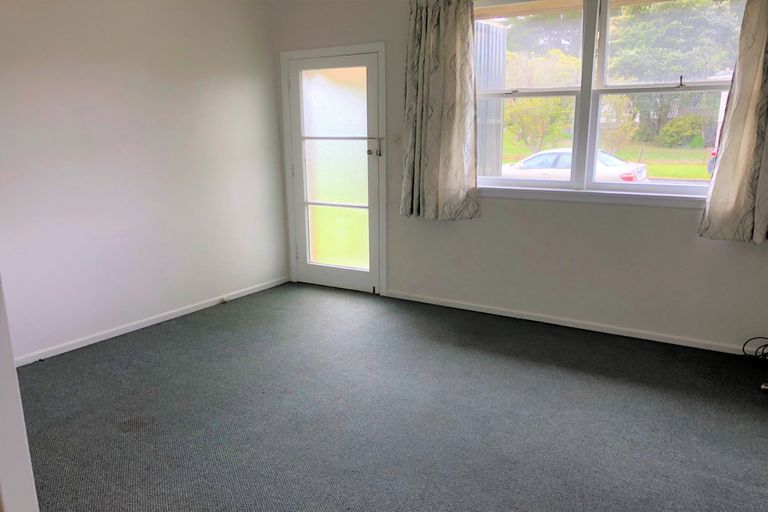 Photo of property in 4/2 Godley Road, Green Bay, Auckland, 0604