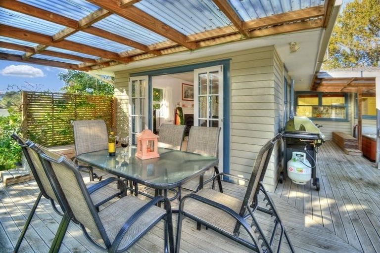 Photo of property in 8 Normanton Street, Glenfield, Auckland, 0629