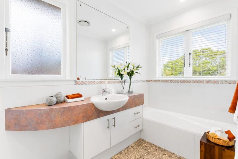 Photo of property in 2/18 Felstead Street, Birkenhead, Auckland, 0626