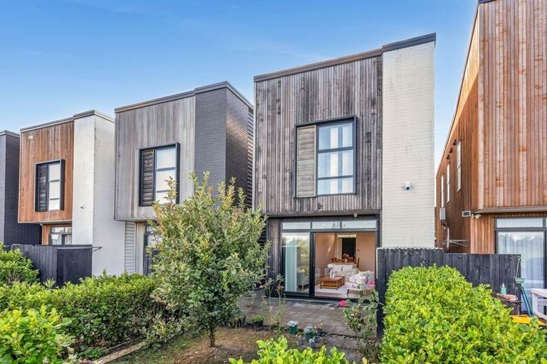 Photo of property in 15 Battalion Drive, Papakura, 2110