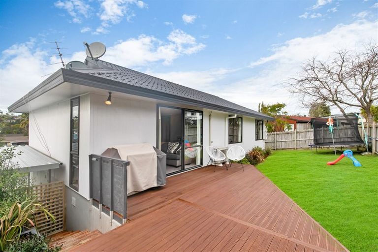 Photo of property in 1/31 Caribbean Drive, Unsworth Heights, Auckland, 0632