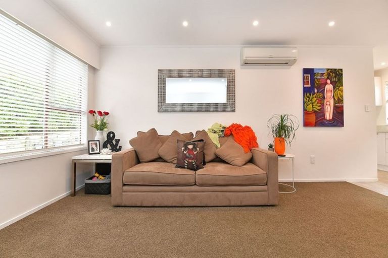 Photo of property in 3/100 Royal Road, Massey, Auckland, 0614