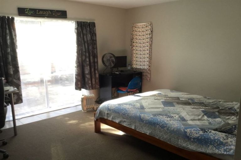 Photo of property in 104a Flanshaw Road, Te Atatu South, Auckland, 0610