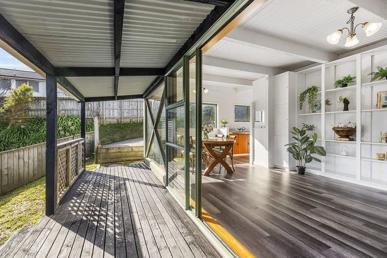 Photo of property in 117 Gloaming Hill, Titahi Bay, Porirua, 5022