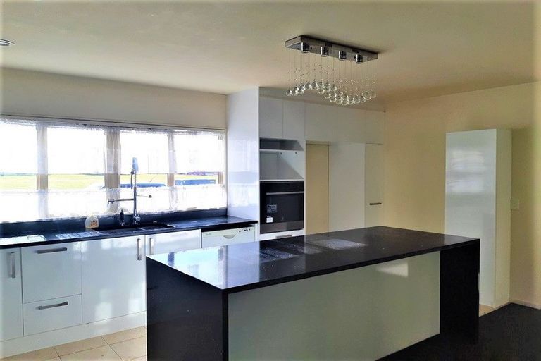 Photo of property in 2 Lockington Avenue, Henderson, Auckland, 0612