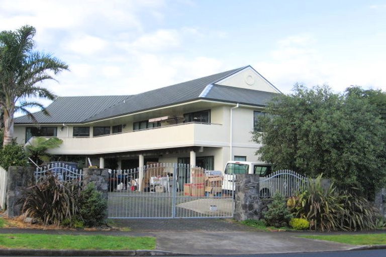Photo of property in 16 Ribbonwood Crescent, Goodwood Heights, Auckland, 2105