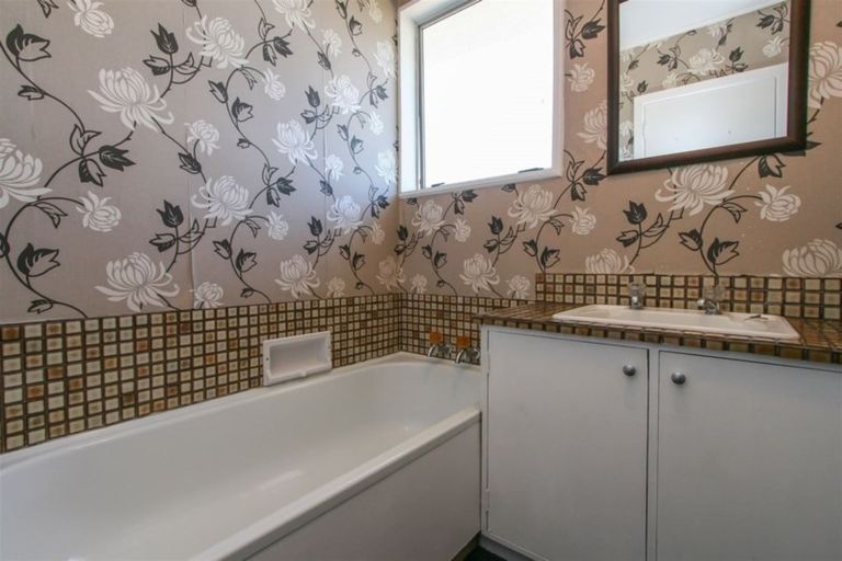 Photo of property in 14 Nikau Street, Inglewood, 4330