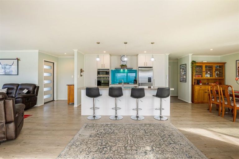 Photo of property in 4 Aporo Drive, Kumeu, 0810