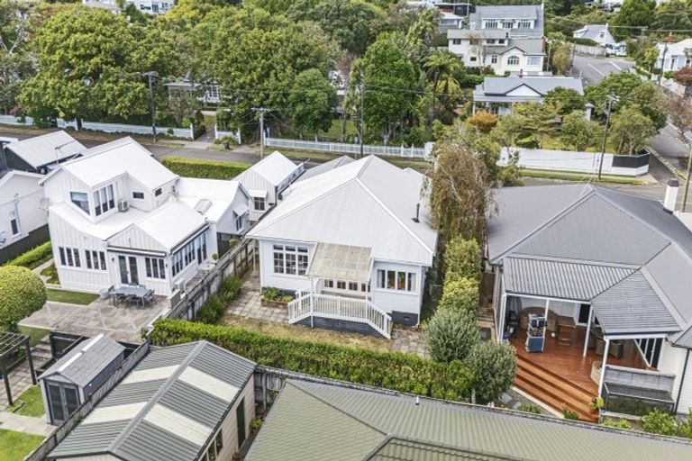 Photo of property in 87 Pendarves Street, New Plymouth, 4310