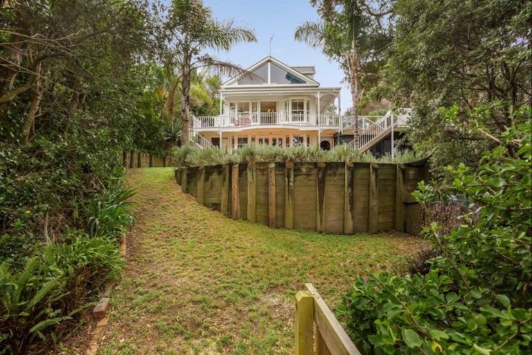 Photo of property in 36 Queen Street, Northcote Point, Auckland, 0627