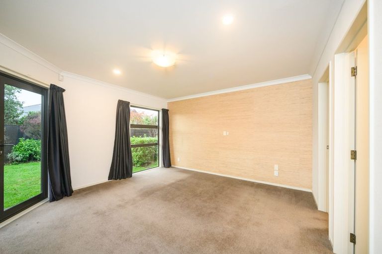 Photo of property in 16 Sorrento Place, Kelvin Grove, Palmerston North, 4414