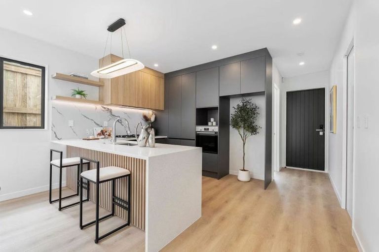 Photo of property in 16c Madison Place, Forrest Hill, Auckland, 0620