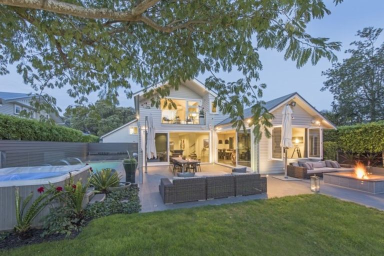Photo of property in 39 Maungakiekie Avenue, Greenlane, Auckland, 1051