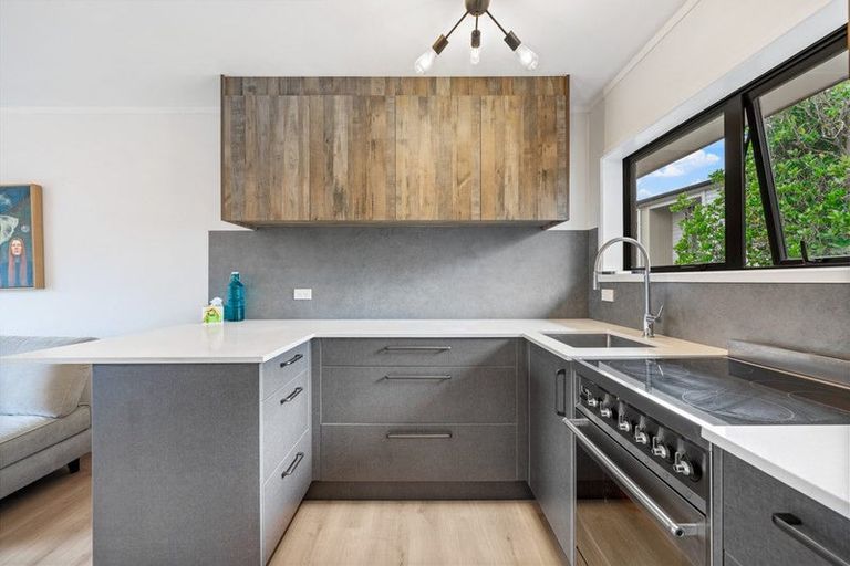 Photo of property in 2/1 Forsythe Place, Massey, Auckland, 0614