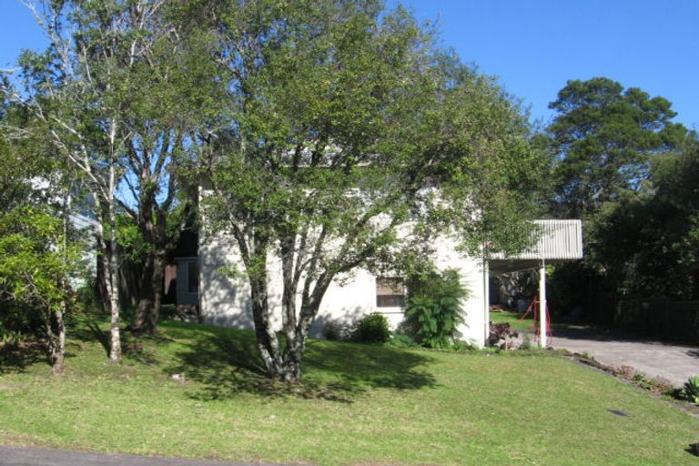 Photo of property in 8 Onedin Place, Titirangi, Auckland, 0604