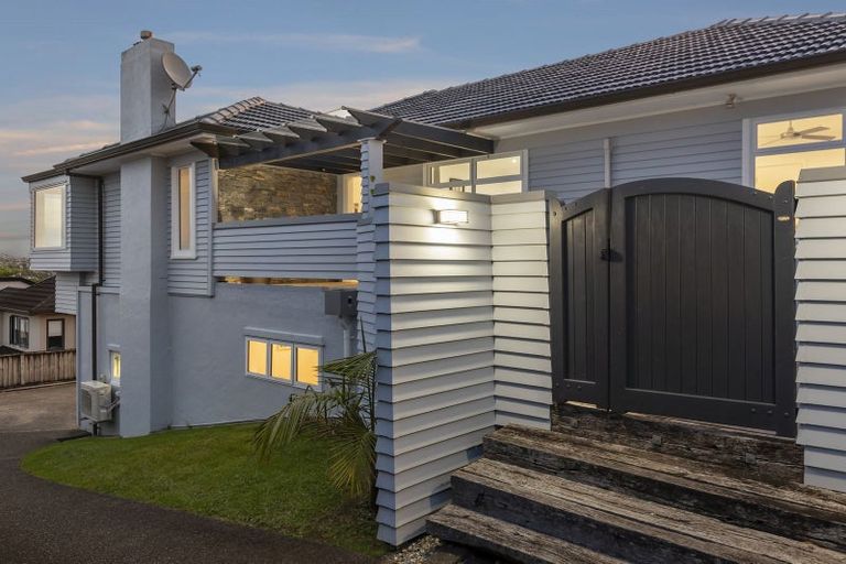 Photo of property in 2/11 Ridge Road, Waiake, Auckland, 0630