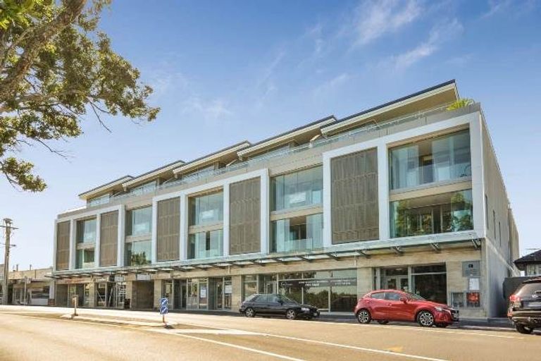 Photo of property in 6/585g Beach Road, Rothesay Bay, Auckland, 0630