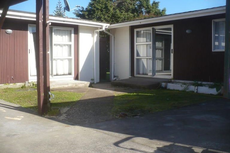 Photo of property in 2 Vera Road, Te Atatu South, Auckland, 0610