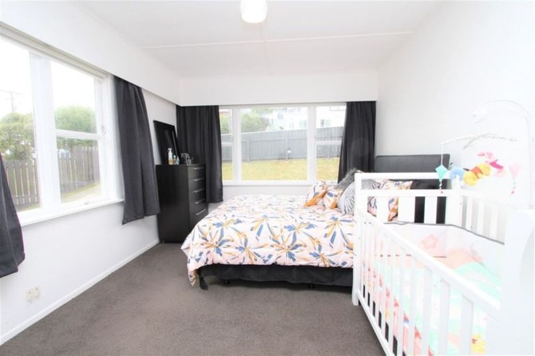 Photo of property in 31 Turville Crescent, Newlands, Wellington, 6037