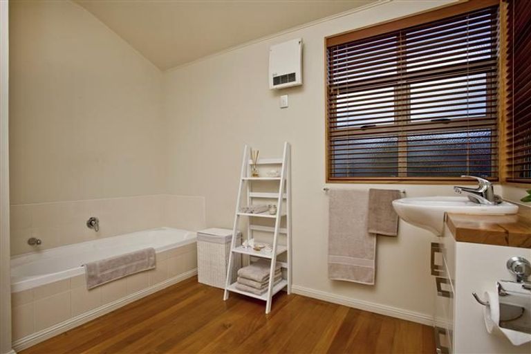 Photo of property in 2/190 East Coast Road, Forrest Hill, Auckland, 0620