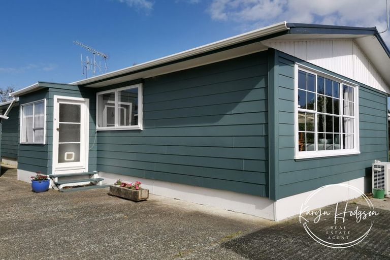 Photo of property in 9 Whaka Street, Maungaturoto, 0520