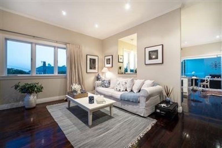 Photo of property in 1/41 Seaview Avenue, Northcote, Auckland, 0627