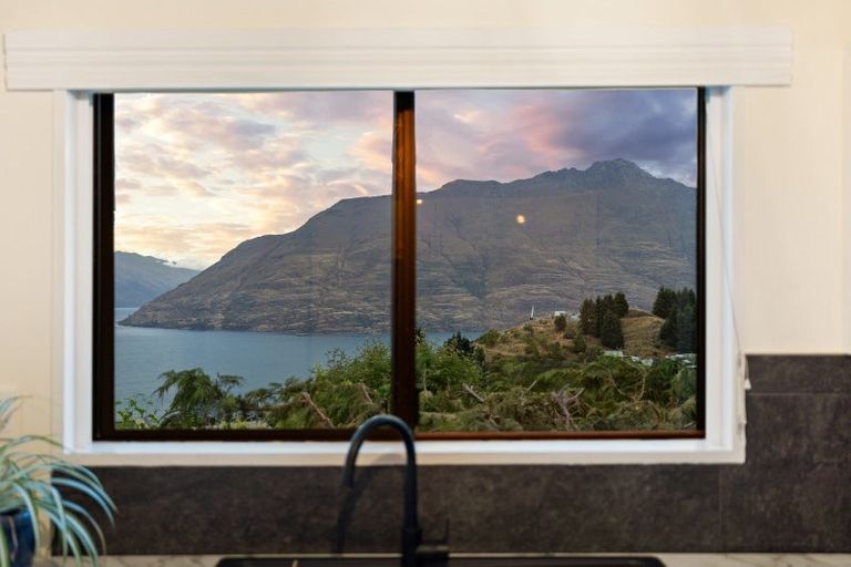 Photo of property in 4b Caples Place, Fernhill, Queenstown, 9300