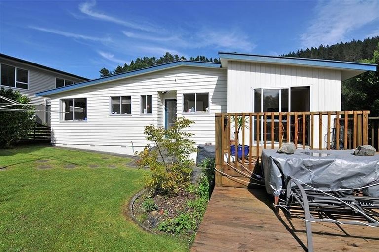 Photo of property in 15 Westhaven Drive, Tawa, Wellington, 5028