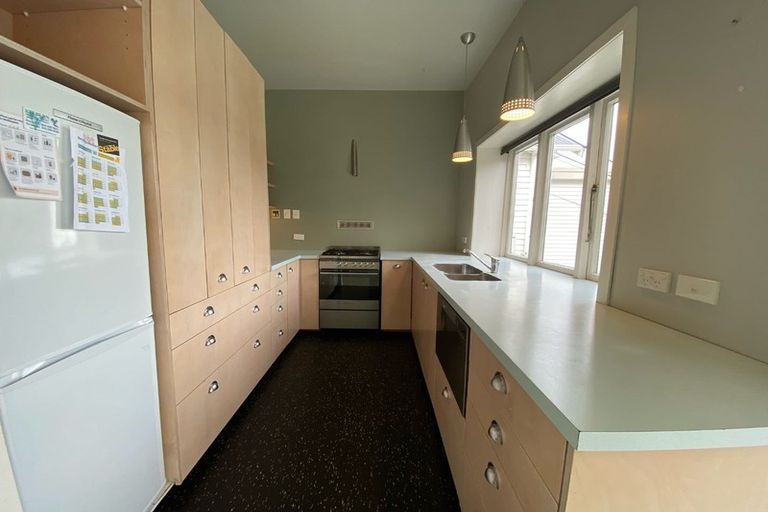 Photo of property in 102 Kelburn Parade, Kelburn, Wellington, 6012