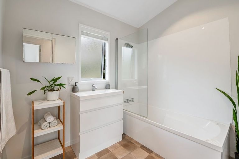 Photo of property in 7 William Bayes Place, Red Beach, 0932