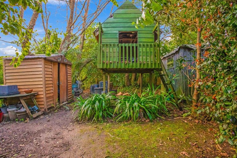 Photo of property in 23 Pinewood Grove, Botany Downs, Auckland, 2010