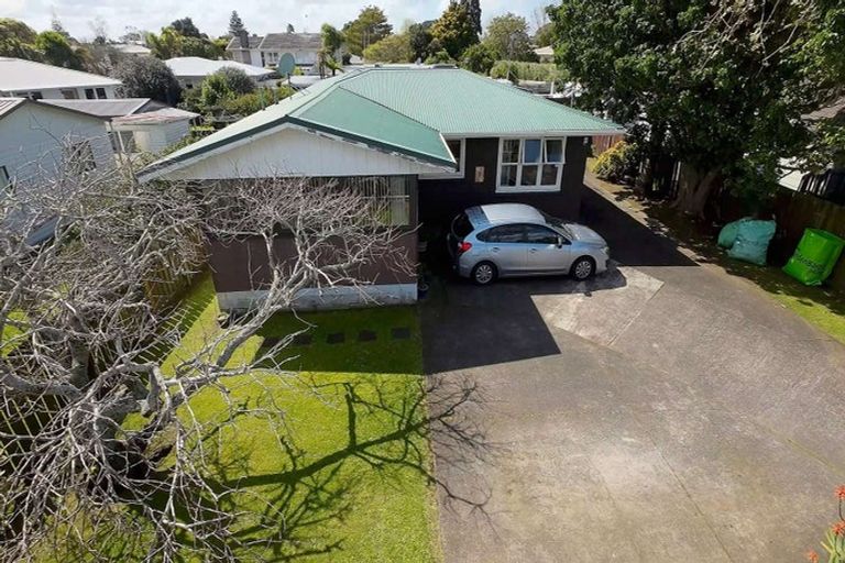 Photo of property in 5 Montmere Avenue, Te Atatu Peninsula, Auckland, 0610