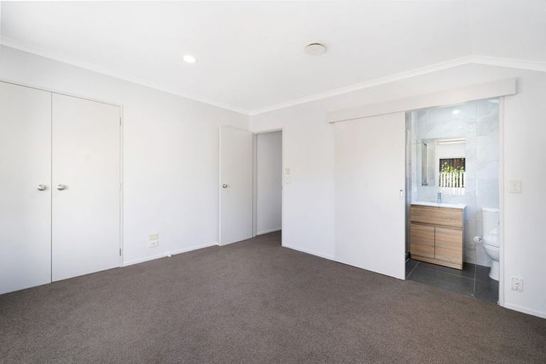 Photo of property in 18 Plumstead Rise, Glen Eden, Auckland, 0602