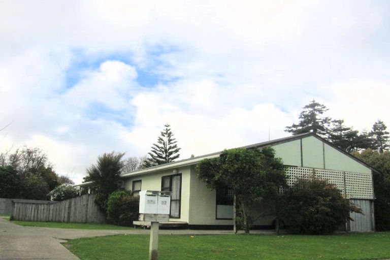 Photo of property in 37 Chatsworth Place, Highbury, Palmerston North, 4412