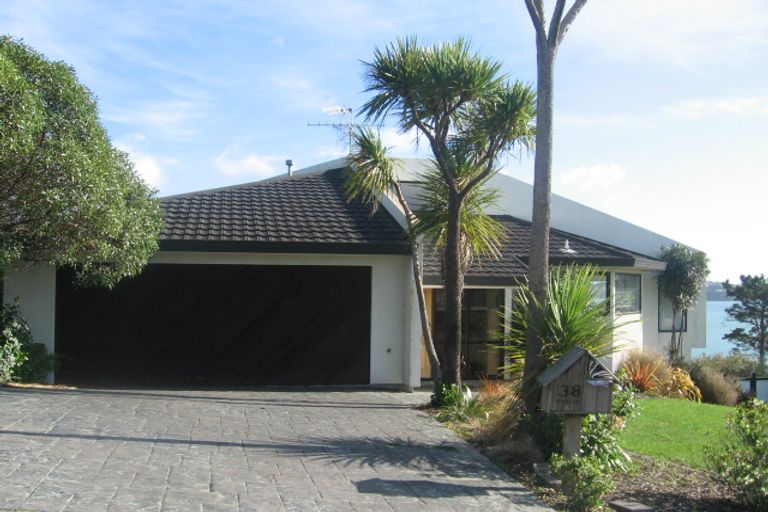 Photo of property in 38 Molyneux Close, Whitby, Porirua, 5024
