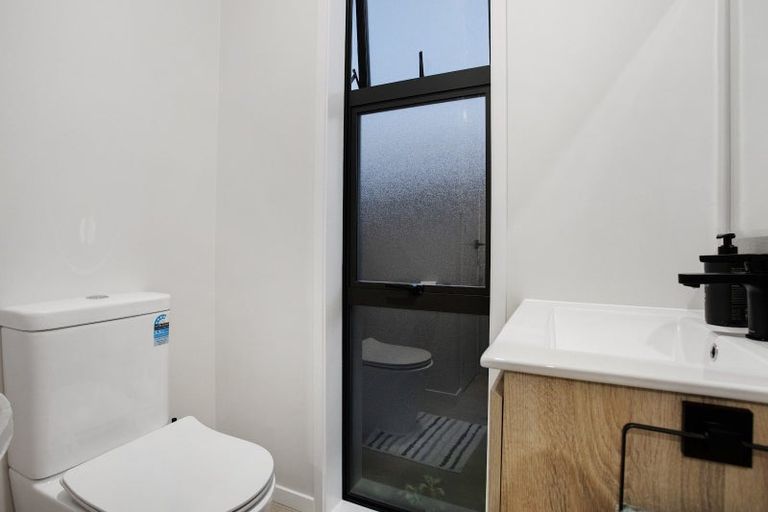 Photo of property in 12 Tarras Road, Kumeu, 0810