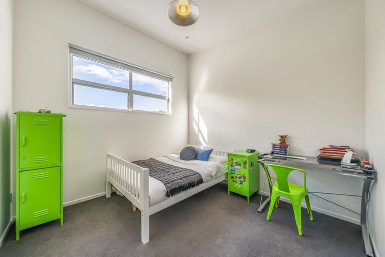 Photo of property in 17 Scoresby Grove, Whitby, Porirua, 5024