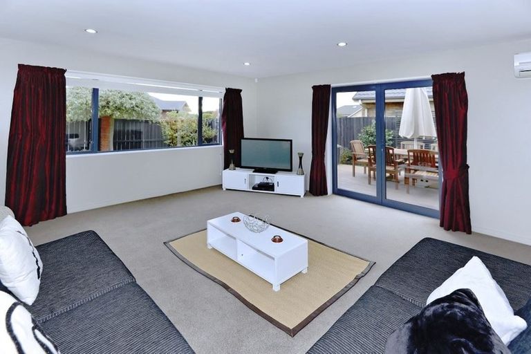 Photo of property in 3 Woodhaven Place, Parklands, Christchurch, 8083