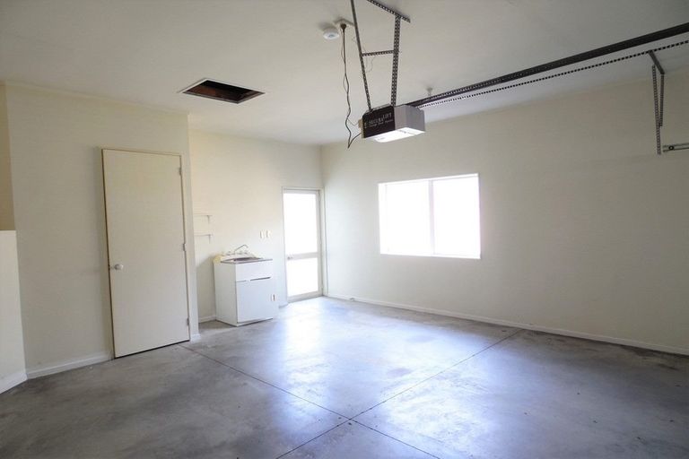 Photo of property in 72 Kingdale Road, Henderson, Auckland, 0610