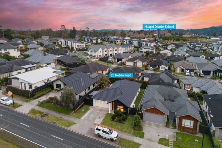 Photo of property in 25 Nobilo Road, Kumeu, 0810