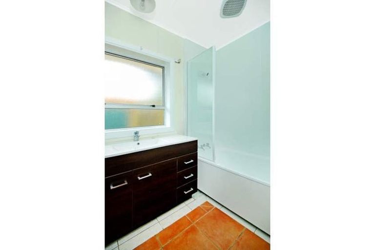 Photo of property in 2/10 Roband Avenue, Glenfield, Auckland, 0629