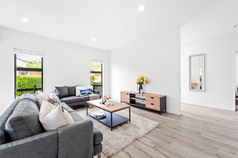 Photo of property in 29 Syd Grant Crescent, Orewa, 0931