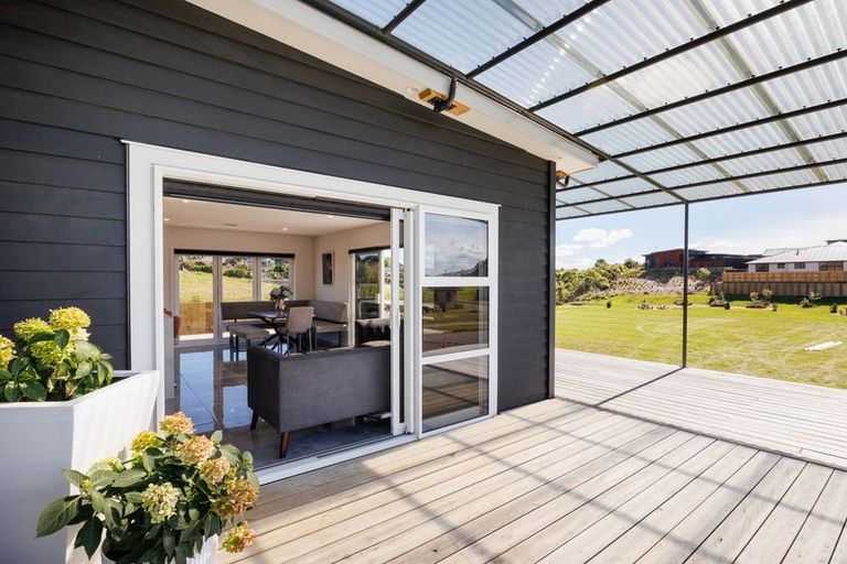 Photo of property in 37 Vaucluse Heights, Fitzherbert, Palmerston North, 4410