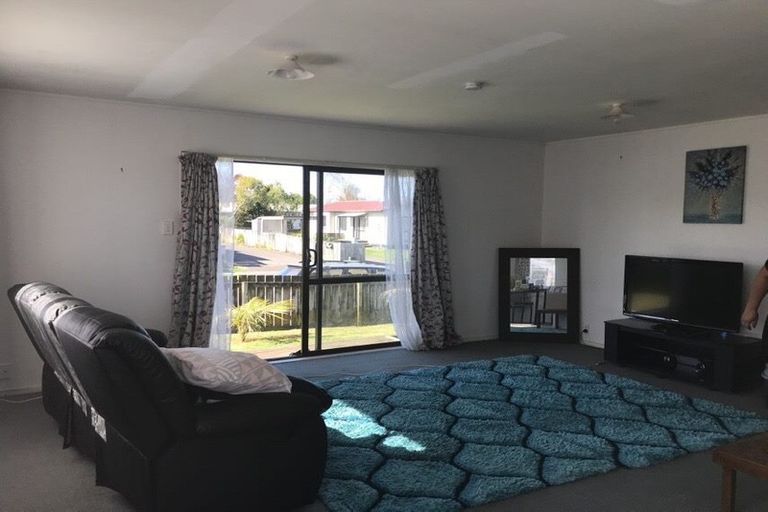 Photo of property in 2/31 Solveig Place, Randwick Park, Auckland, 2105