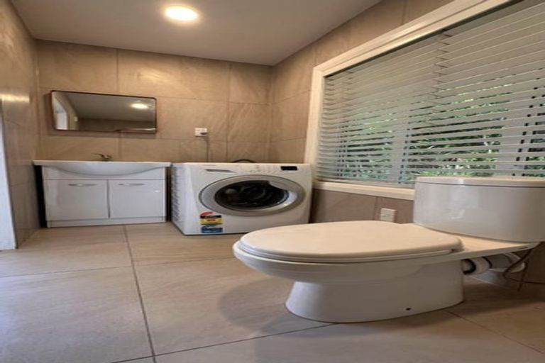 Photo of property in 60 Marine Parade, Mellons Bay, Auckland, 2014