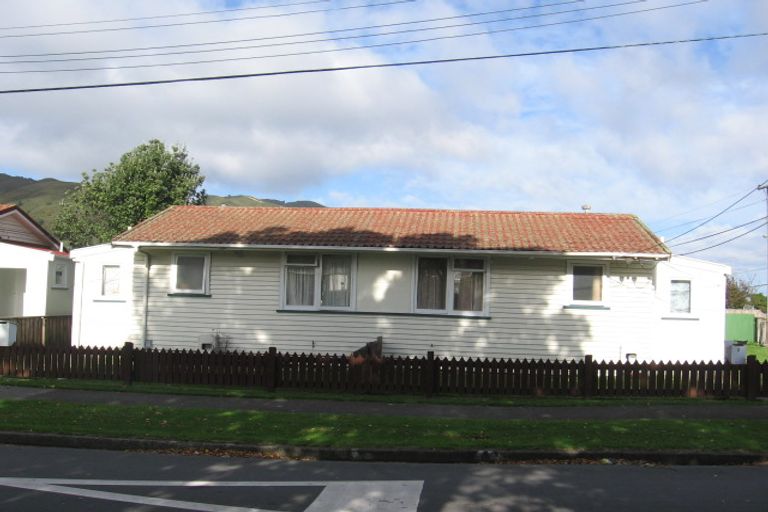 Photo of property in 2 Manderson Grove, Fairfield, Lower Hutt, 5011