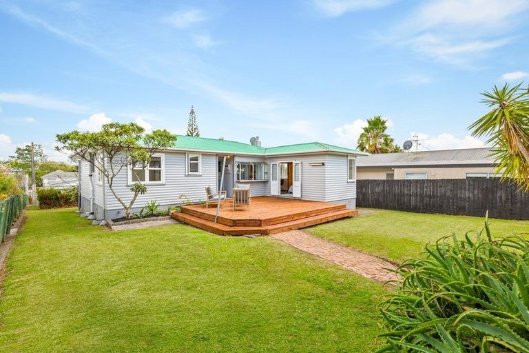 Photo of property in 2/32 Kamara Road, Glen Eden, Auckland, 0602
