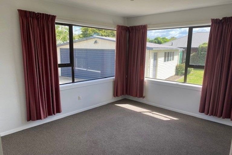 Photo of property in 33 Farquhars Road, Redwood, Christchurch, 8051