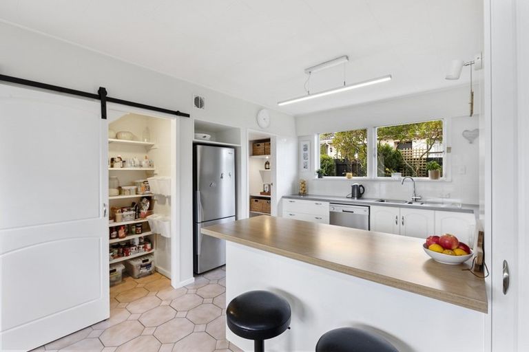 Photo of property in 1 Clematis Grove, Maungaraki, Lower Hutt, 5010